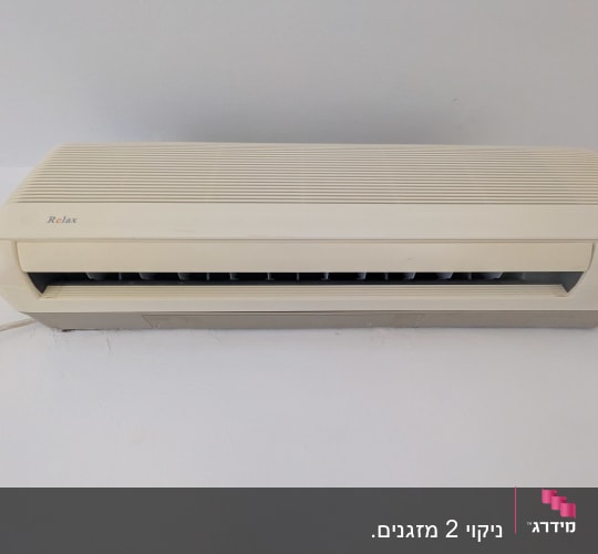 יחידת מיזוג אוויר מותקנת על קיר לבן